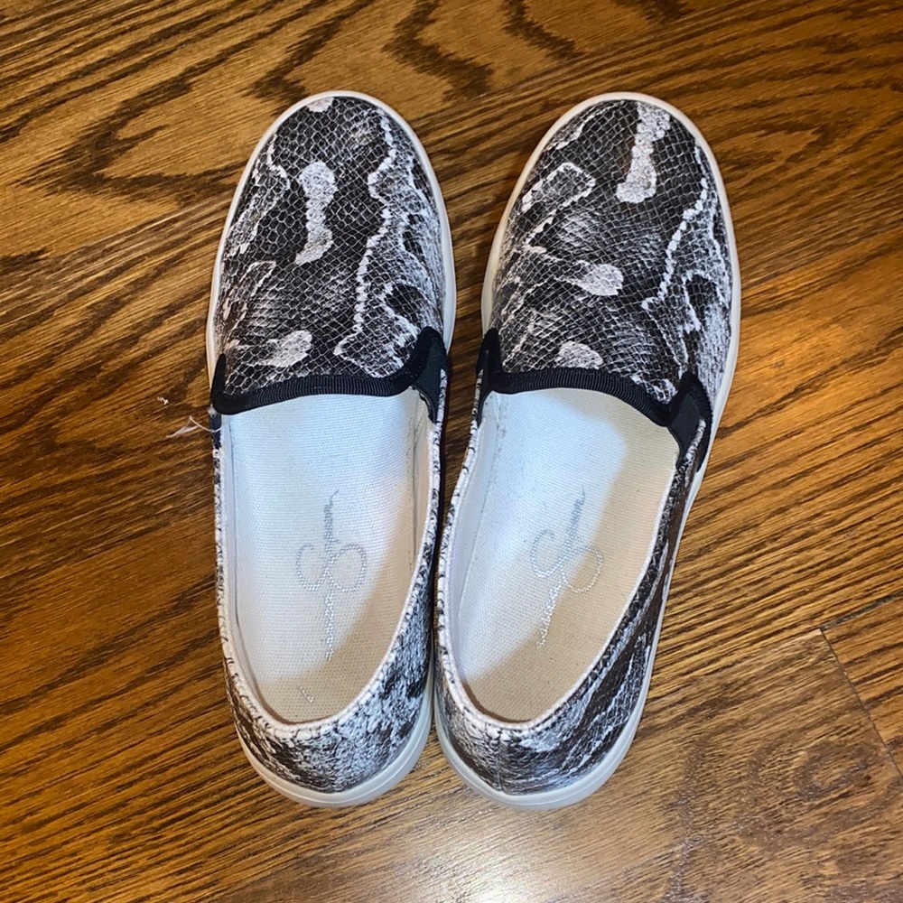 Size 7.5 Jessica Simpson snake skin shoes.